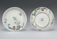 IRON-RED FOUR-CHARACTER HONGXIAN NIAN ZHI MARK AND PROBABLY OF THE PERIOD（1915-1916） A PAIR OF FAMILLE ROSE CIRCULAR DISHES